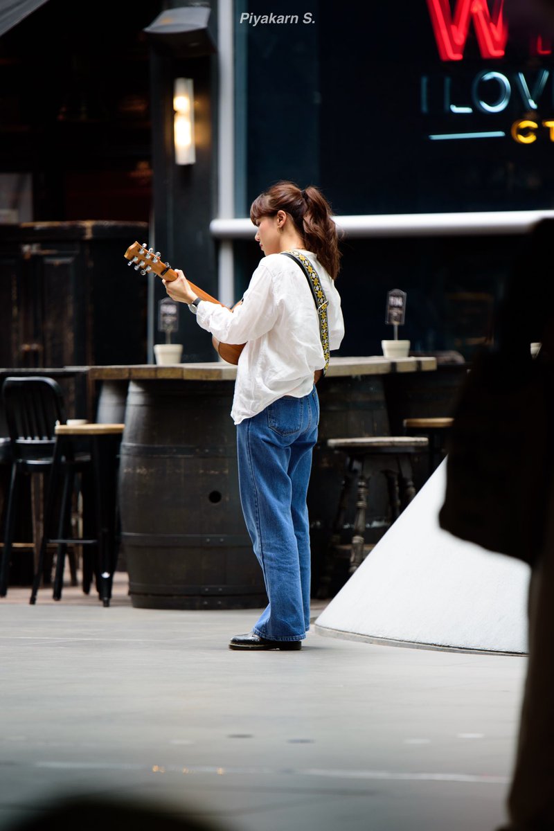 RandomThaiGuys's tweet image. คนอะไร เล่นกีต้าร์คนเดียวก็เท่ ขึ้นเวทีก็น่ารัก ลงเวทีก็ซน เห้อมมมมม นี่แหละ ที่สุดของเอิ๊ต! #EarthPatravee #MuzikmoveRecords @EarthPatravee