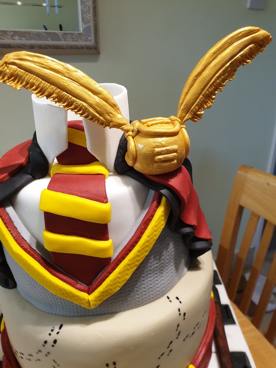 Victoria_cakes1's tweet photo. Hogwarts in a cake! #HarryPotter #cake #cakedecorating #cakelovers #dobby #cakes #chocolate #baking #bake #Hogwarts https://t.co/abjNJB4id5