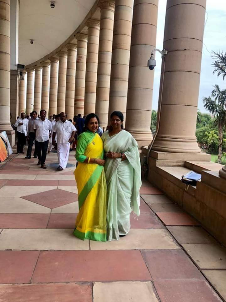 PrayForNesamani's tweet photo. கவிஞர், தோழி, தி.மு.க நாடாளுமன்றக் குழு துணைத் தலைவருடன்

#DMK #dmk4tn #Kanimozhi #LokSabha #LokSabhaElections2019 https://t.co/ljxwtoE3hs