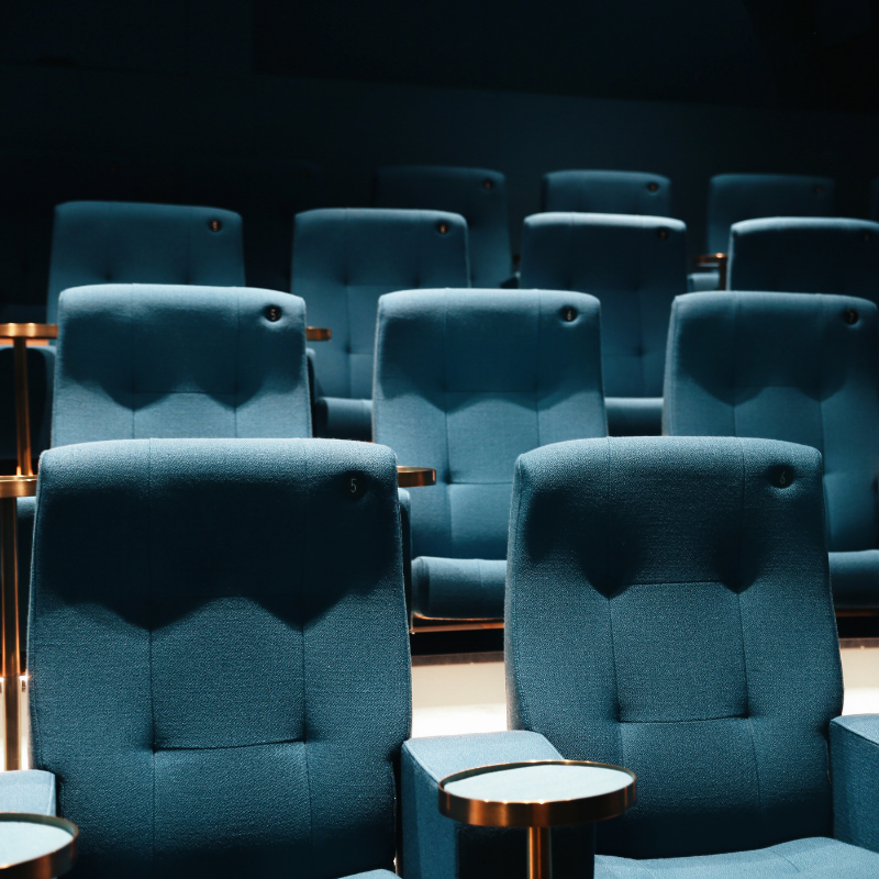 Rediscover the lost art of cinema with @archlightcinema their comfy, reclining seats accompanied by individual tables are designed to be the perfect size for a bottle of wine or a cocktail, homemade popcorn and sweet treats 😋📽️ #film #cinema #deluxe #entertainment #filmlover