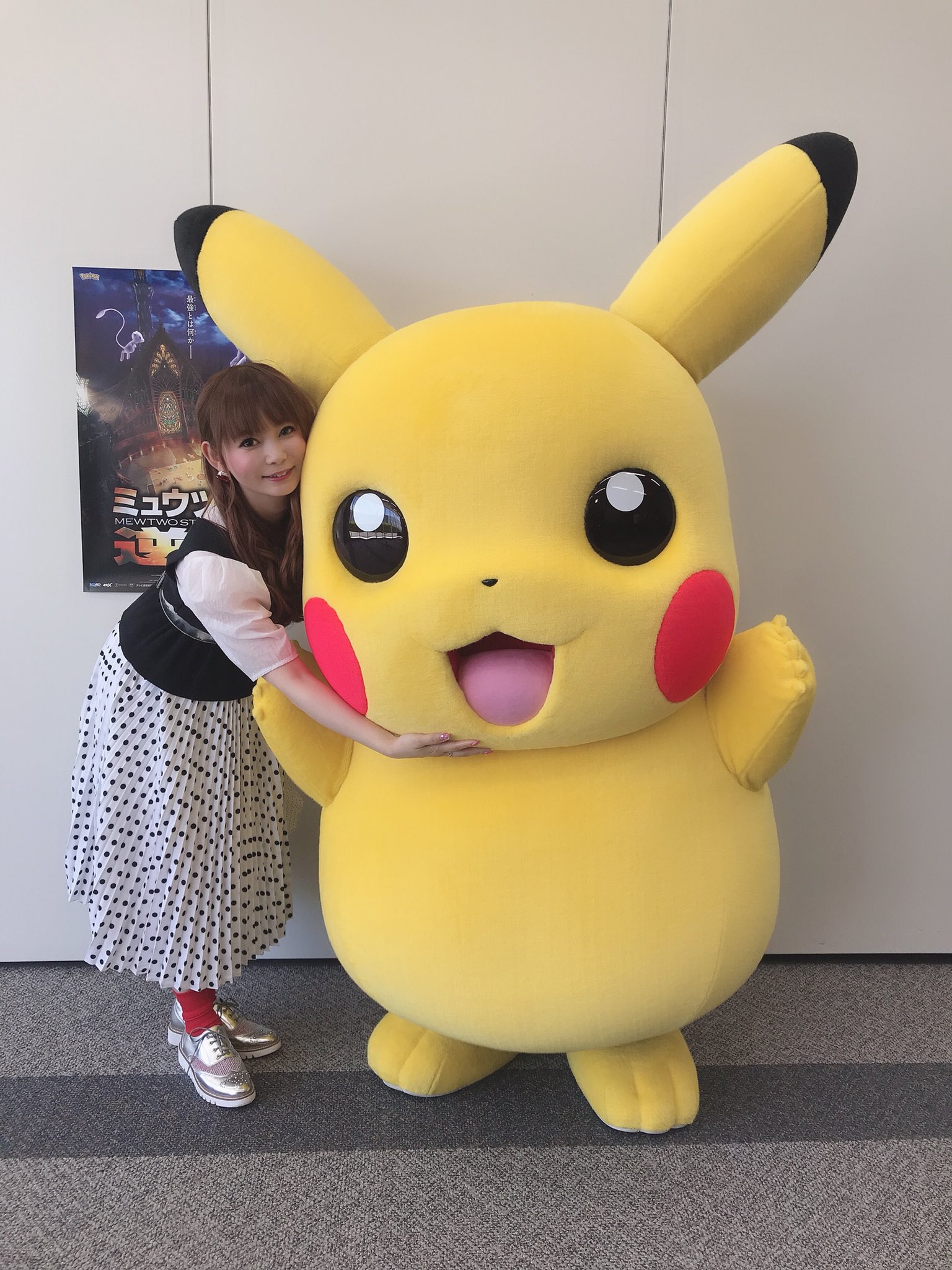 周年の中川翔子 朝からピカチュウ といろいろインタビュー取材だったよ かわいいい 合間にまたドリドリ踊ってくれたよ かわいすぎる ピカチュウ に会うと 真顔だった成人男性たちも あまりのかわいさに笑顔とろけだすのがすごい T Co