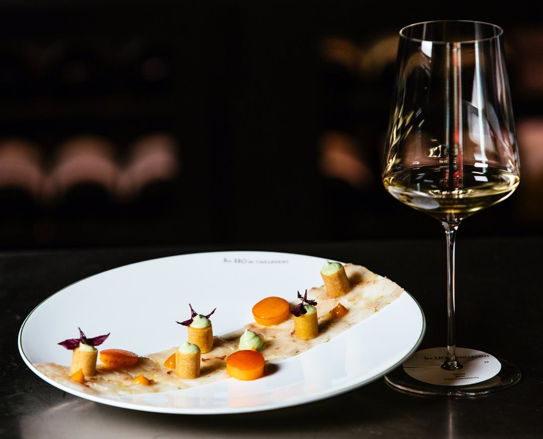 [UN ÉTÉ CORSE] Évadez-vous au restaurant Les 110 de Taillevent avec le carpaccio de maigre, abricot et népita associé à un vin du Clos Canereccia, AOC Corse, 2016. #110paris #tailleventparis