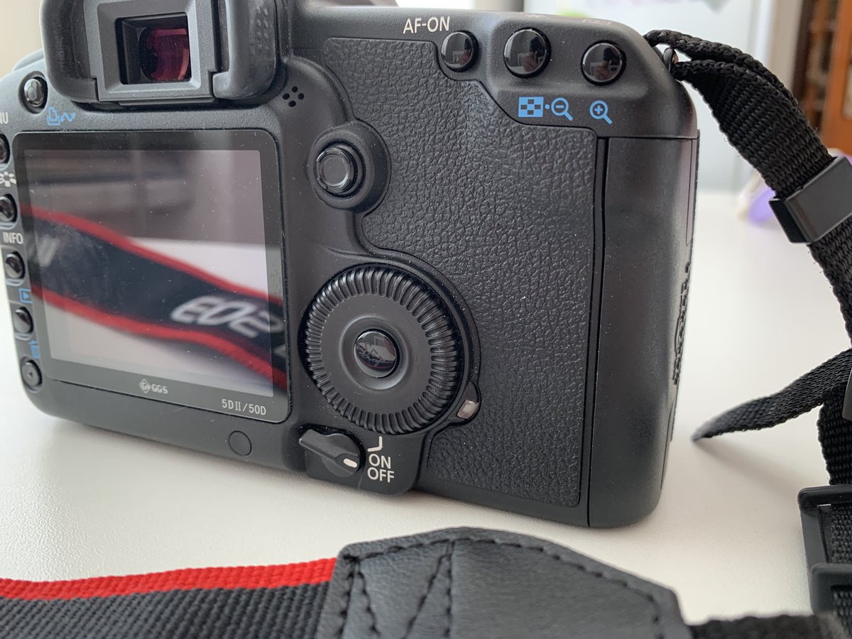 Broz1k's tweet photo. Původní zájemce se přestal ozývat. Mám tady stále profi tělo zrcadlovky Canon EOS 5D Mark II ve stavu nového kusu. Fotím na jiné tělo a tohle už nevyužiji a rád ho předám do dobrých rukou. Stav 10/10, žádné škrábance, nalepené sklo na displeji. Cena 15 tisíc. Za RT a sdílení🙏🏻 https://t.co/b1KRHVe9Hx