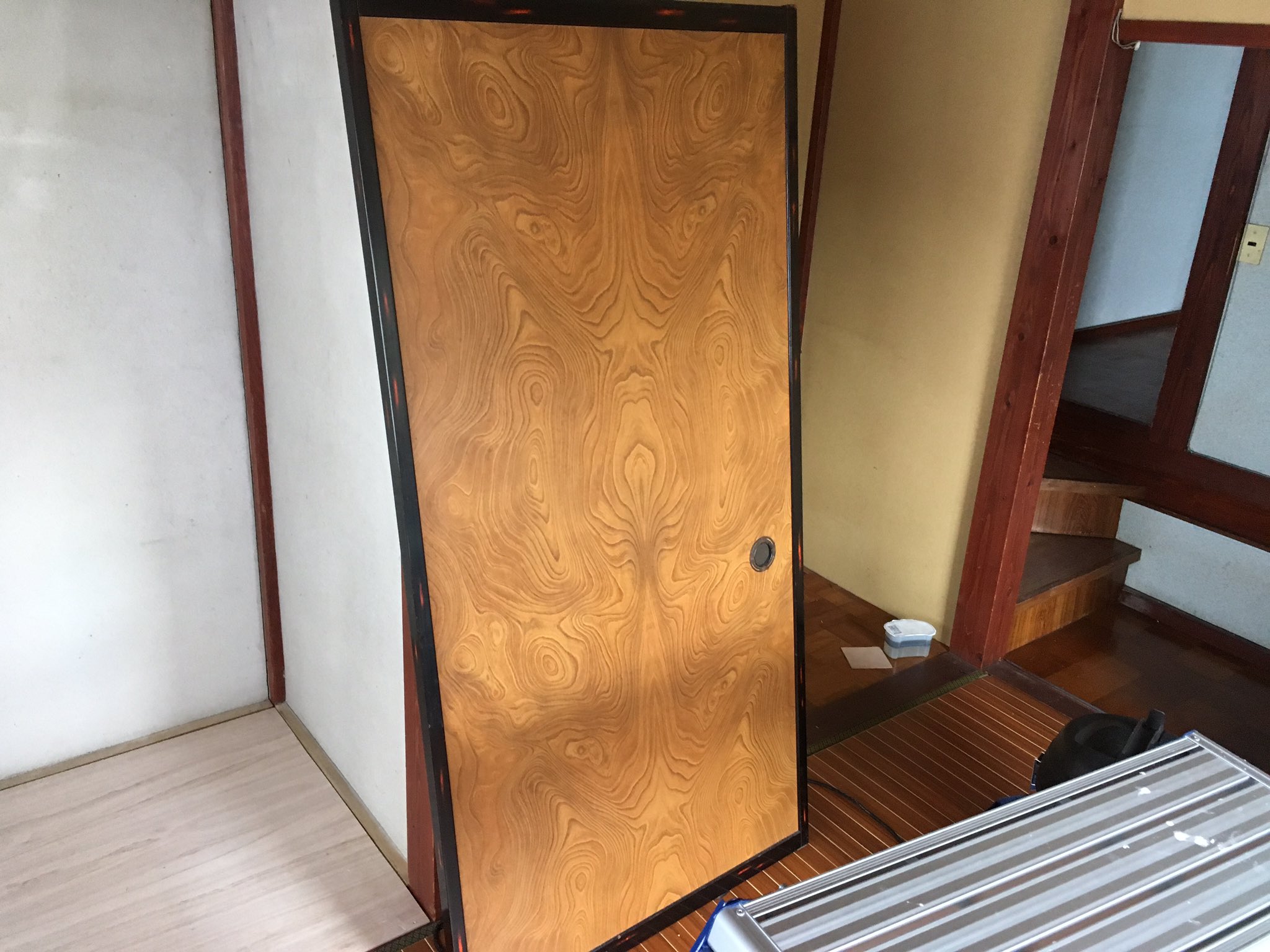 あ プリント合板に壁紙貼る時は表面削って凹凸作れって 壁紙屋本舗のhpにあった 明日 まとめてサンダーかけるか T Co Rd6pmxuqwx Twitter