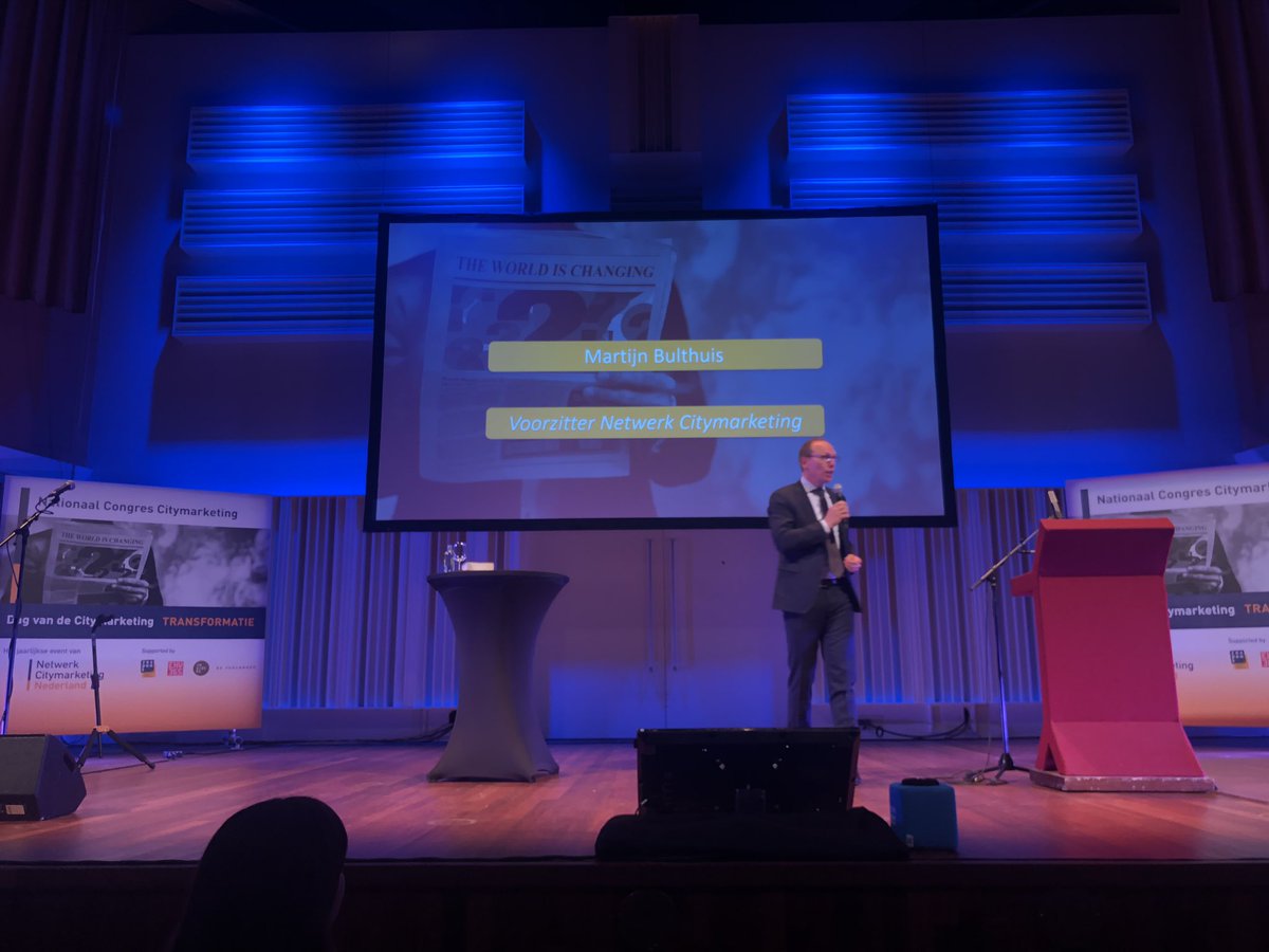 We zijn begonnen! @MartijnBulthuis trapt het Nationaal Congres Citymarketing af: “we hebben een erg gevarieerd programma voor vandaag” Het thema van deze editie is ‘transformatie’. Het is volle bak! #citymarketing #ncnl