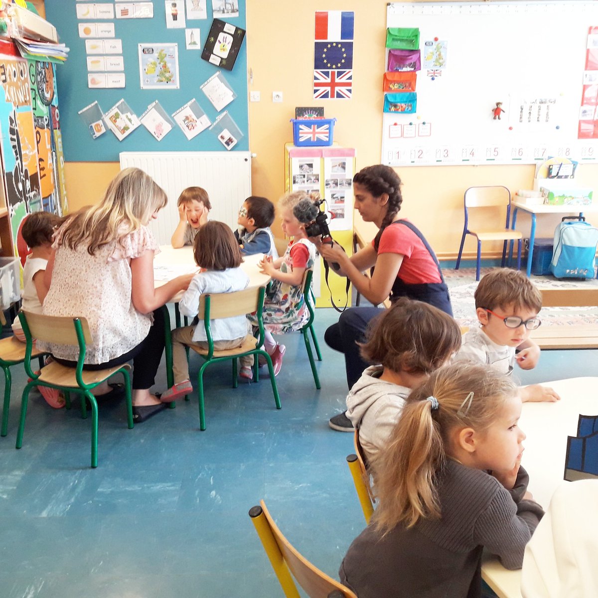 DareicV's tweet photo. Le British Council France venu faire un reportage sur le dispositif bilingue développé dans les 4 départements de l'@acversailles comme à l'école maternelle La Plaine à #GifsurYvette.
@fr_British #attractiviteinternationale @Angl_Versailles https://t.co/ft9jlNBhZS