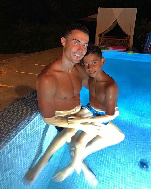 Cristiano's tweet image. Muitos parabéns, filho! 🎂🎉🎊
Que continues a ser o lindo menino que tens sido até hoje, o papá tem muito orgulho em ti! 🙏
Que tenhas um dia muito feliz 🥳
O papá ama-te muito ❤️😘