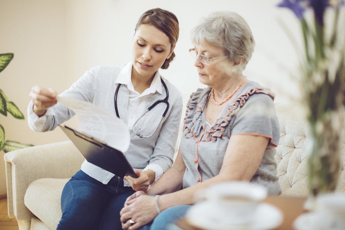 patientenportal's tweet photo. Nach dem Aufenthalt im Krankenhaus erhalten #Patienten einen #Entlassbrief– & häufig verstehen sie kein Wort davon. Hier kommt @washabich ins Spiel: Medizin-Studenten übersetzen ihn ehrenamtl. in leicht verständliche Sprache. Mehr zum sog. #Patientenbrief: https://t.co/iasPRVTZ5E https://t.co/mJNOarP26C