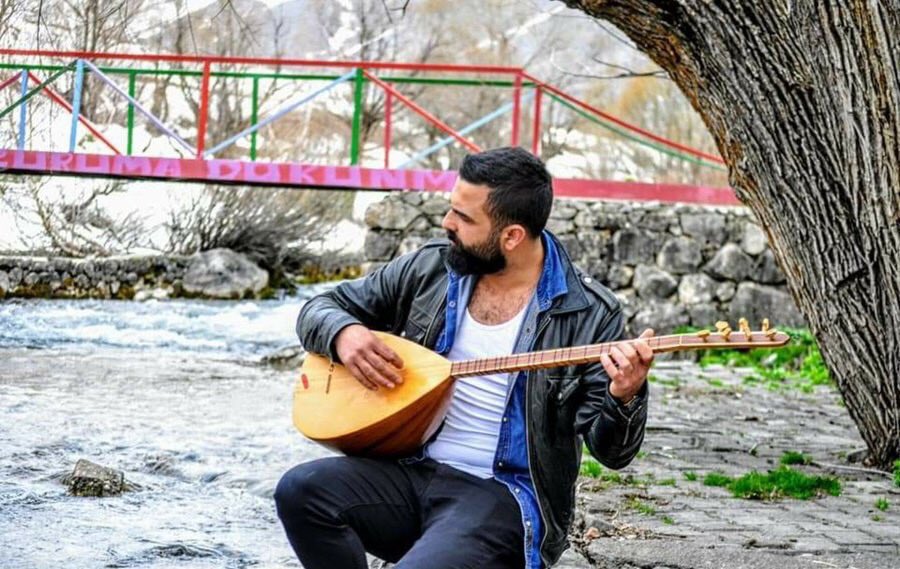 Engin Eroğlu, aradan 3 gün geçtiği halde hala bulunmuş değil. Bilinçli mi yapılıyor bilmiyorum, ciddi bir bilgi kirliliği yaratılıyor. Nerede olduğunu sormak yerine, “Kaza sonucu Munzur nehrine düşmüş” şeklinde yaratılan algıya kapılan arkadaşlarımız var! #EnginEroğluNerede