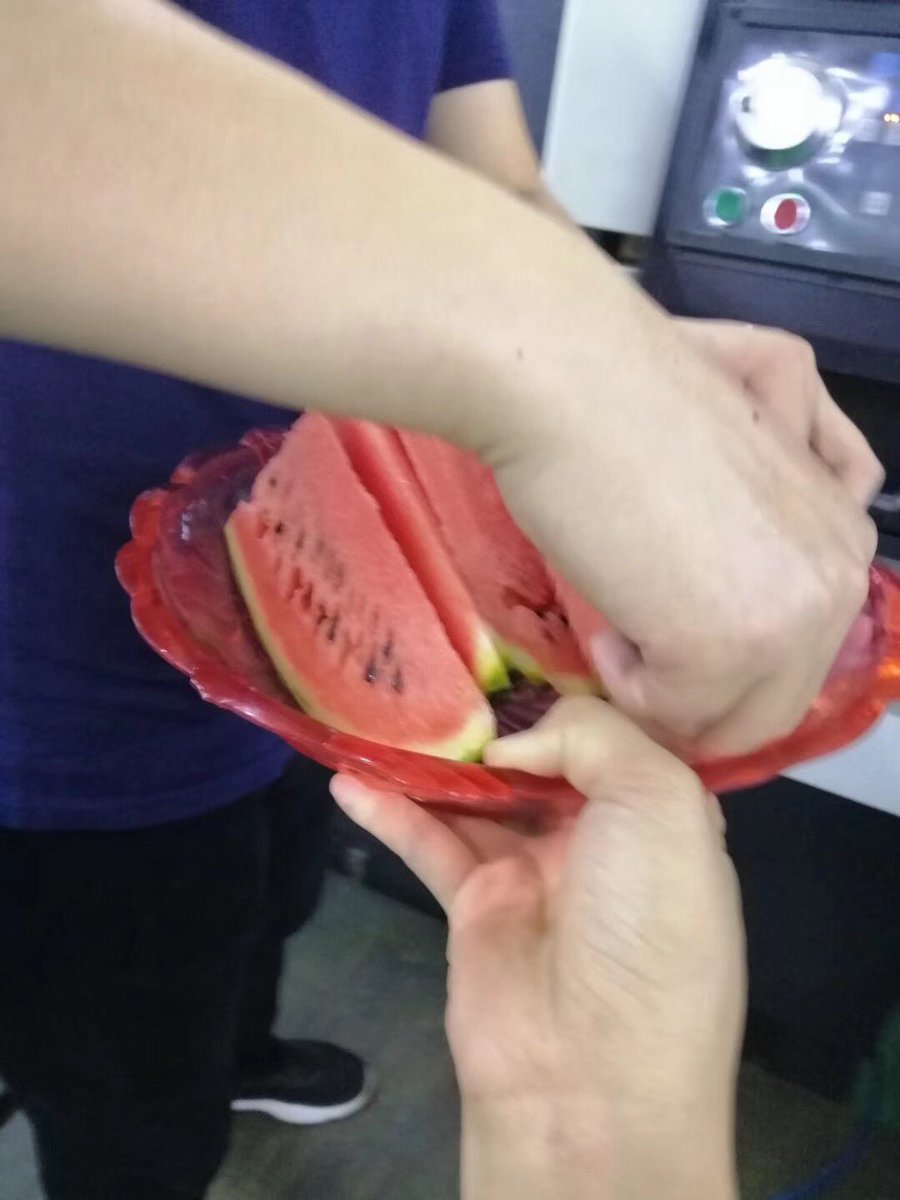HJY_Precision's tweet image. It is very hot today. I sharing the iced watermelon with workers in factory. #cncfactory #cncworkshop