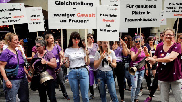 In der #Schweiz  sind dieses Wochenende über 500'000 Frauen* &amp; soli Männer* auf die Straße gegangen, um gegen patriarchale Strukturen zu kämpfen. Unsere  Solidarität gilt allen, die gegen Lohnungleichheit, sexualisierte Gewalt, körpl. Fremdbestimmung usw. einstehen. #Frauenstreik