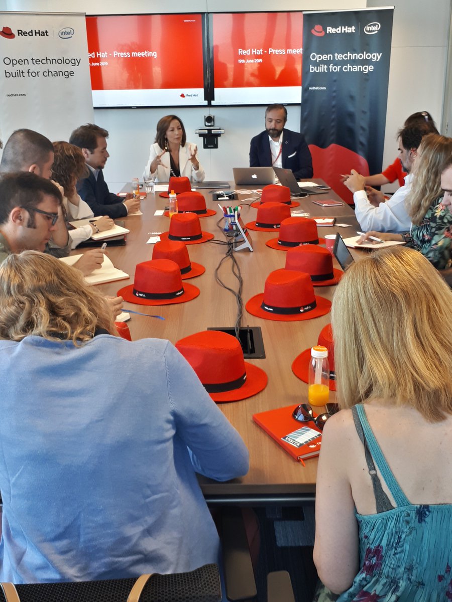 AxiComSpain's tweet photo. Acompañamos a Julia Bernal, CM, y Javier Naranjo, BDM de @RedHatIberia en un exitoso encuentro con medios 2019 para mostrar la importancia y relevancia del código abierto para la empresa española y la fuerza de @RedHat en el camino efectivo a la nube híbrida https://t.co/WpDPu8nr2H