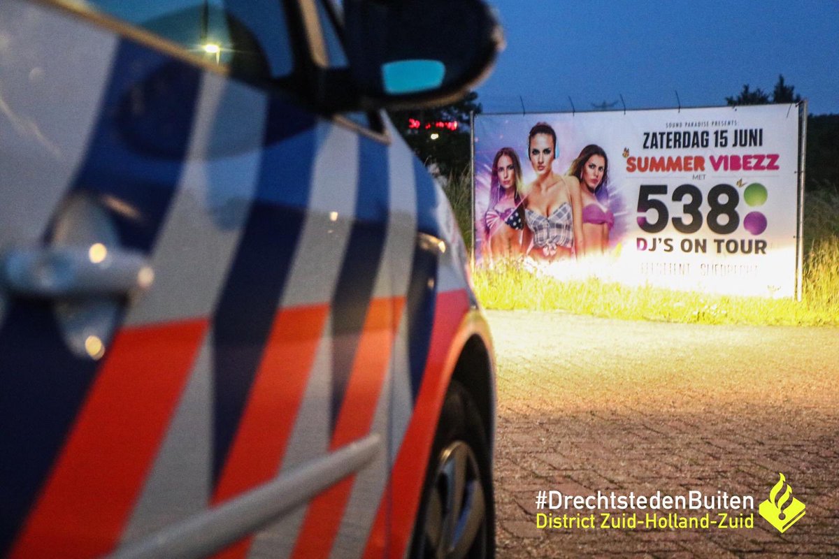Pol_Ruitenberg's tweet photo. Al met al druk bezig geweest met veel jongeren die (niet alleen uit #Sliedrecht) naar het #tentfeest kwamen, zijn we tevreden over verloop van het #evenement en samenwerking met de #beveiliging 👍 Wel blij dat we met voldoende wijkagenten aanwezig waren afgelopen zaterdagnacht 👮🏼 https://t.co/aYA9b1PZnR