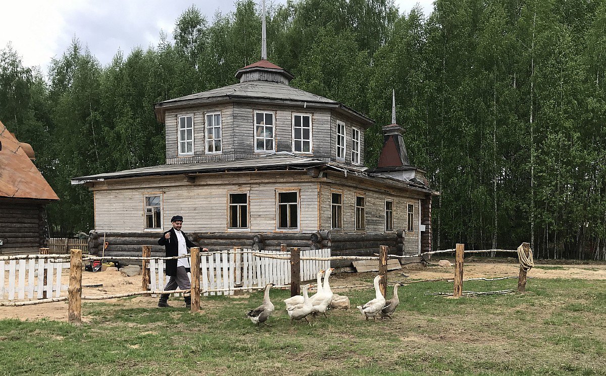 Слышали о загадочном тыгыдымском коне? С некоторых пор у него есть родина — искусственно, но с большой душой созданная этно-культурная деревенька Тыгыдым на Рыбинском водохранилище.

strana.ru/places/25122555
Фото: Соня Ляшкевич / Strana.ru