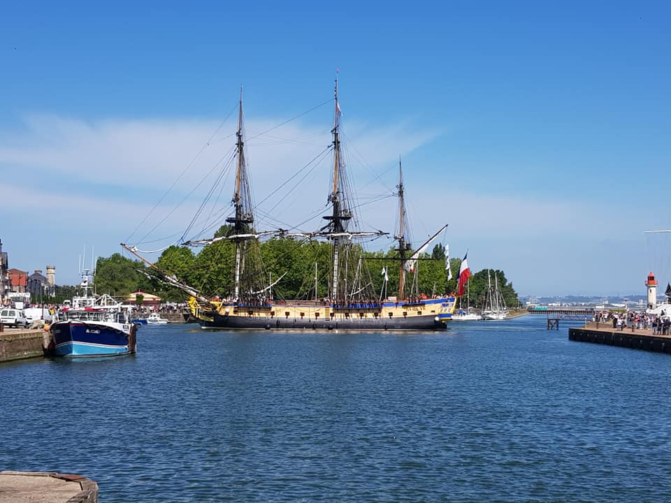 @LHERMIONE_SHIP arrive dans le port de #Honfleur ! La célèbre frégate fait escale à Honfleur du 17 au 19 juin ! Visites dès cet après-midi, 14h. ➡️ visites.ot-honfleur.fr #InstantCalvados #Calvados #Normandie