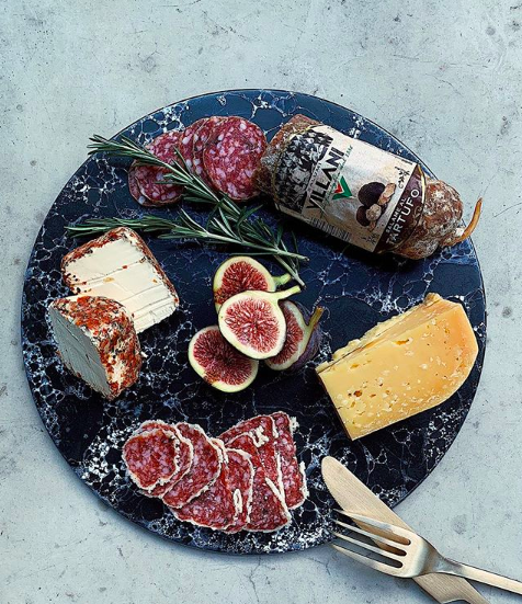 Fingerfoods.
Such a delight to everyday life. Take your wooden board or impress family and friends with a marble beauty for the ulimate meet and cheese platter. Instant hit!

Post credits: @kirkookt
#sharingiscaring #shareddinning #plancha #antipasti #tapas