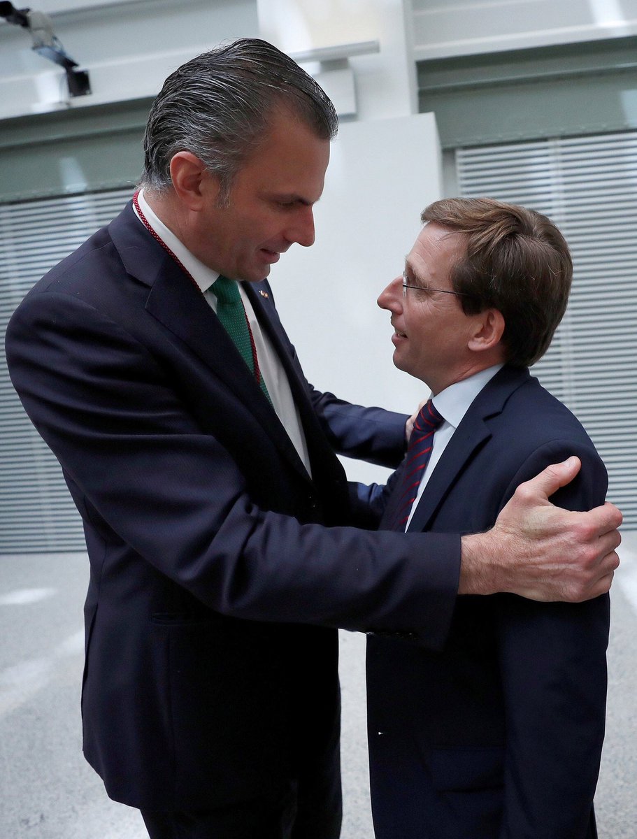 —Vamos a ver, Almunia, qué coño es eso de las Olimpiadas, no ves que se nos llena Madrid de extranjeros.
—Es Almeida.
—Me importa tres cojones, como vea un negro más en Madrid te suelto un meco que te desintegro.
—Sí.
—Sí, qué.
—Sí, señor.
—Muy bien, Almunia, así me gusta.