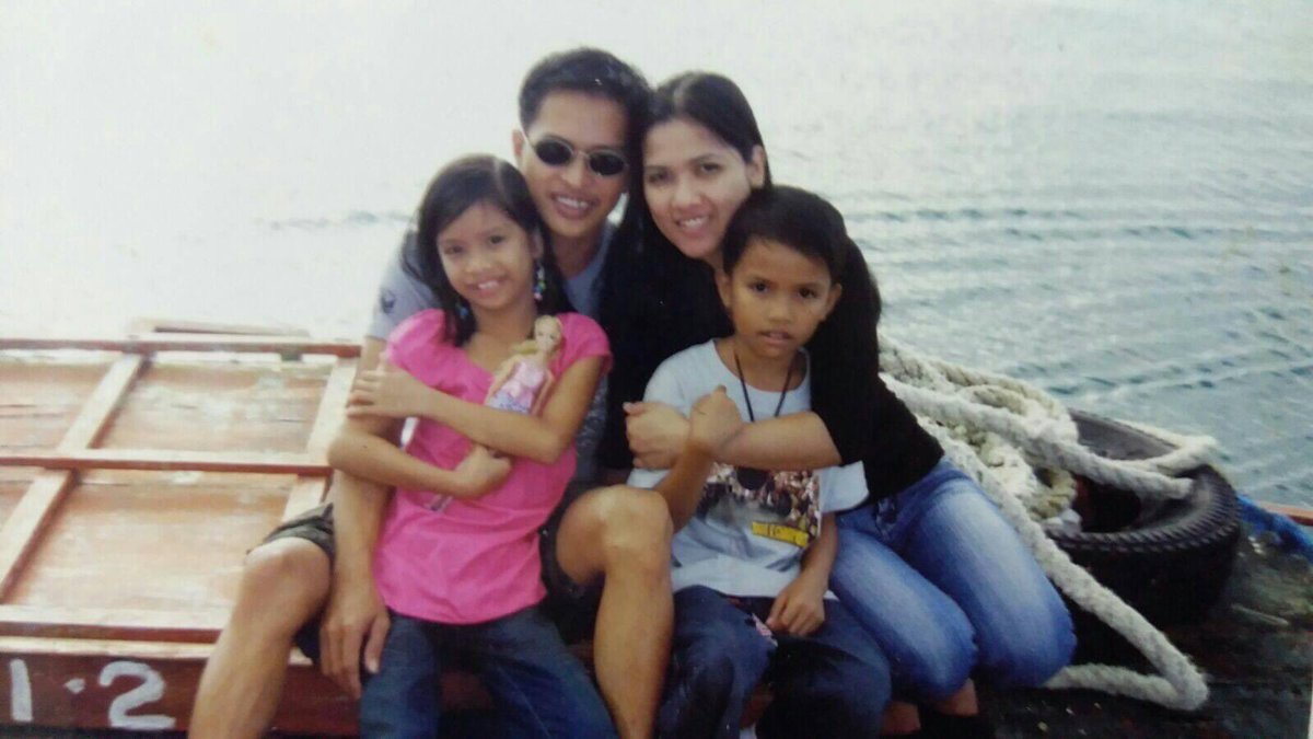 joyliciouuss_'s tweet photo. 1st and Last Family Picture.😭
#February2009 https://t.co/tPE0cng6KX