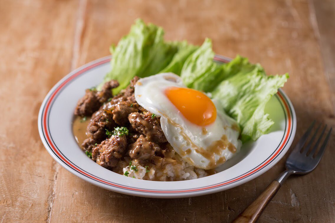リュウジ 料理のおにいさんバズレシピ がっつり系ワイルド飯 かけるハンバーグ丼 塩胡椒して丸めた合挽き肉 100gを油小さじ1で両面焼き玉葱の微塵切り1 4個入れ ひき肉の塊が残る程度に崩しながら炒める ご飯0gにレタスを添え ひき肉と目玉焼きを