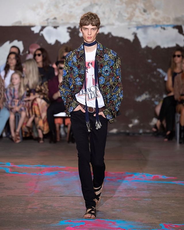 EtroOfficial's tweet photo. Presenting the #EtroXStarWars capsule collection, this #Etro galaxy includes a range of urban staples, such as hoodies, shirts and t-shirts.
⠀⠀⠀⠀⠀⠀⠀⠀⠀
#EtroMan #MFW https://t.co/E3BKiJKlSa https://t.co/UuFeUFMMj6