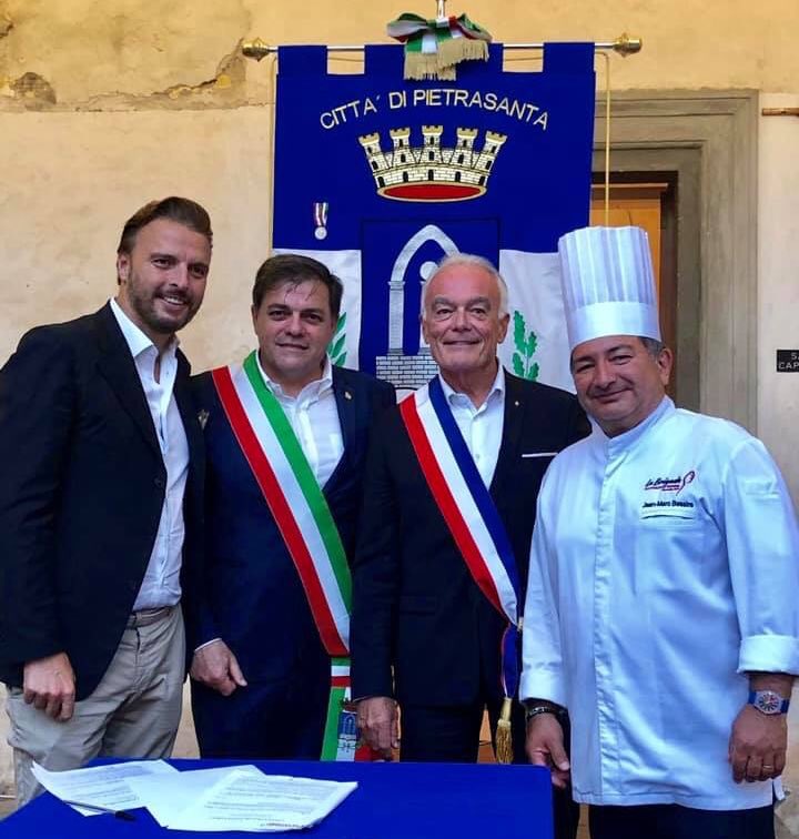 🇫🇷🇮🇹 C’est fait ! #Mougins et la Comune Di Pietrasanta en #Toscane sont partenaires pour la #Culture, la #Gastronomie et le #Tourisme ! Avec @RobertoFantauzzi, Sté Lux Eventi, les maires @albertostefanog et @RichardGaly et le Chef Jean-Marc Bessire LeCigalon #Geneve