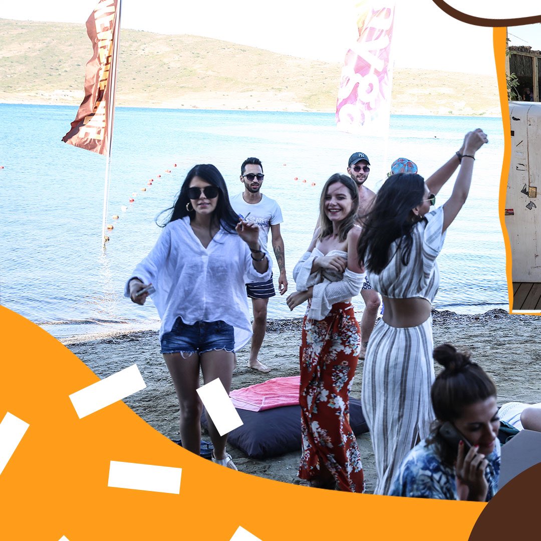_kendinehas's tweet photo. İzmir’in #KendineHas festivali #AnotherFest’de deniz, kum, güneş ve muhteşem müziklerle Canggu Alaçatı’da eşsiz anlar yaşadık! 🧡 @WeAreTheRoots https://t.co/0LvxcMJWzV