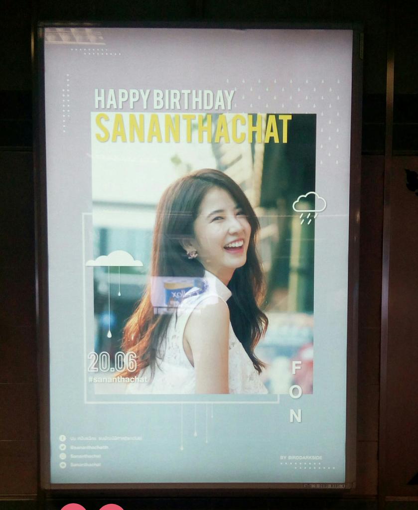 myoui_jkk's tweet photo. มาถ่ายรูปป้ายแบนเนอร์วัดเกิดของ @sananthachatth ที่MRTสุขุมวิท
ไม่มีรูปคู่เพราะคนเยอะมาก😂 แต่รูปศนันคือสดใสมากกก เห็นแล้วเผลอยิ้มตามเลย😊
 #2019HBDSANANTHACHAT #sananthachat https://t.co/zZb4BUde8v
