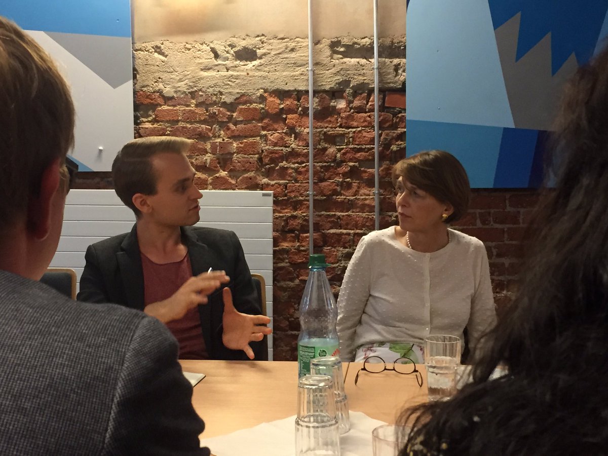 Heute unterwegs in Sachsen (II): Unsere Schirmherrin Elke #Büdenbender hat in Chemnitz ausführlich mit fünf Fellows gesprochen, die seit einem Jahr in den Regionen Dresden und Chemnitz im Einsatz sind. #BegeistertFuerBildung