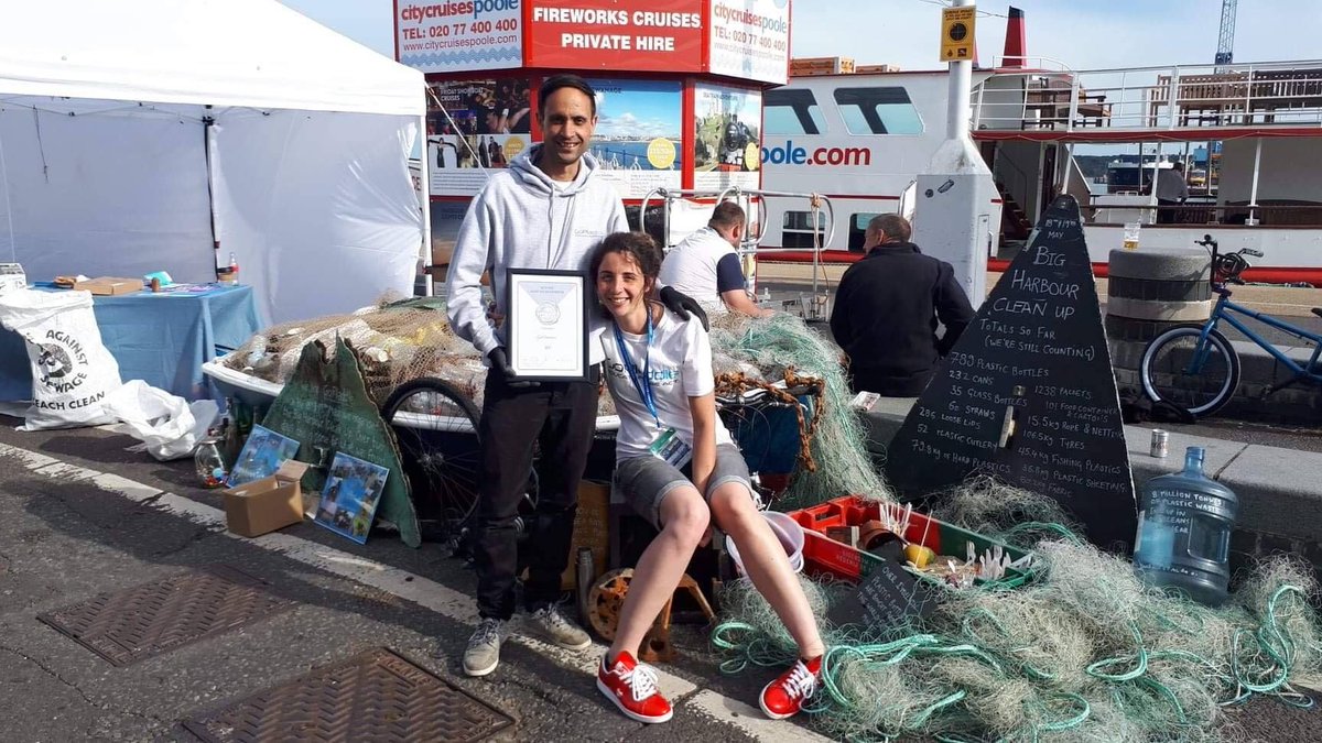 #MondayMotivation Well done Jake &amp; Rosie from #PlasticFreePoole who won the ‘Best PHC Boat Show Exhibitor’ at <a href="/PooleBoatShow/">PooleHarbourBoatShow</a>! So much effort went into organising the Big Harbour Clean Up and their amazing awareness stand! Well deserved <a href="/GoPladdle/">GoPladdle</a> 🙌
#PlasticFreeCommunities