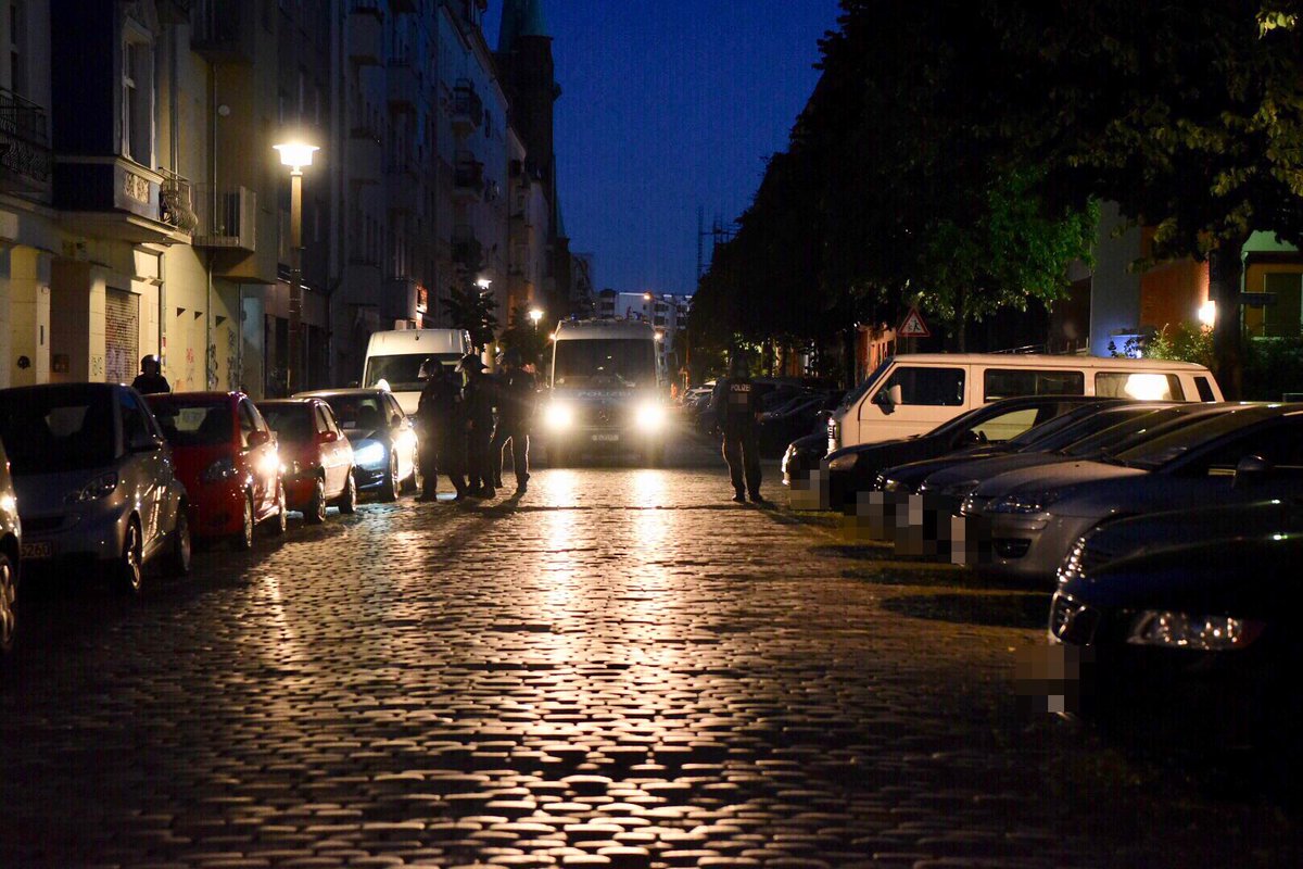 Erneuter Angriff auf Polizeibeamte in der Rigaer Straße. <a href="/bzberlin/">BZ Berlin B.Z.</a> <a href="/BILD_Berlin/">BILD Berlin</a> <a href="/J_Schilde/">Jan Schilde</a> <a href="/BZcat030/">Katharina Metag ✏️</a> <a href="/Reporter_Flash/">Axel Lier ✏️</a> <a href="/PRossberg/">Peter Rossberg</a> <a href="/BeckerMatts/">Matthias Becker</a> @TomSchreiberMdA <a href="/GdPHauptstadt/">GdP Berlin</a> <a href="/Djeron7/">Benjamin Jendro</a> <a href="/GdP_Dir4/">GdP Direktion 4</a> @KGGP_de <a href="/DiHeler/">Icke Berlin 💉💉💉</a> <a href="/SoliDavidwache/">SoliDavidwache</a> <a href="/UPol_eV/">Unabhängige in der Polizei e.V.</a> <a href="/FurInnen/">Netzwerk für ukrainische Wissenschaftler:innen</a> <a href="/Majonnchen/">Majonna</a> <a href="/max_langner/">😷 A.R. Max Langner</a> <a href="/BZPolizei/">BZ Polizei</a>