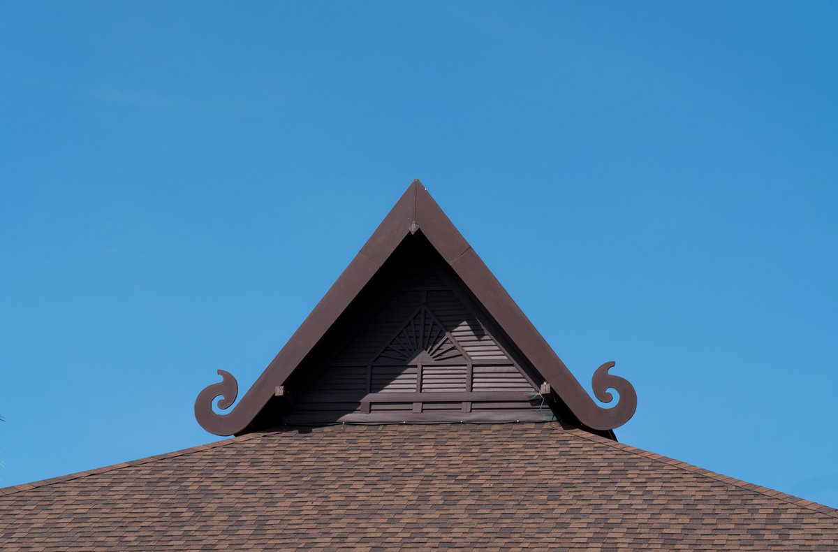 AmariKohSamui's tweet photo. #ThaiVillageFacts : One of the most unique characteristics of a traditional Thai house is its gabled roof, efficiently designed to handle heavy 
.
#amarikohsamui https://t.co/wNmYuafoJp