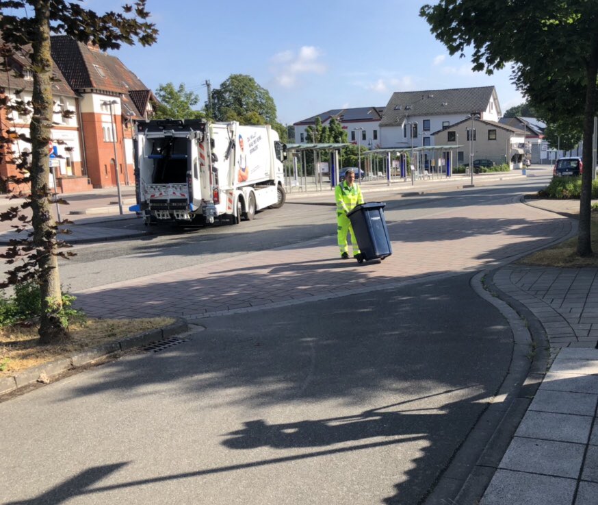 faun_co's tweet photo. Scheiss aufs Pferd! Echte Prinzen kommen mit dem Müllwagen 👑
•
Heute ist einer unserer 💙-Tage #TagderMüllabfuhr. Wir wollen an dieser Stelle allen Müllmännern und Müllfrauen für eure #Starke Arbeit rund um die Uhr danken! 💪🏻 Ihr seid einfach die #COOLSTEN! 😎 https://t.co/QeVehfu5JJ