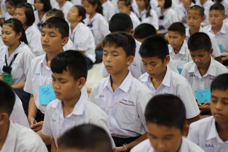 yncibs's tweet photo. 🥁ค่ายคุณธรรมวัยใสฯ เด็กดีกาฬสินธุ์

🙏✨ ศูนย์ปฏิบัติธรรมสวนลำดวนสวรรค์ จ.กาฬสินธุ์ ร่วมกับชมรมพุทธศาสตร์สากลในอุปถัมภ์สมเด็จพระมหารัชมังคลาจารย์ จัดค่ายพัฒนาคุณธรรมจริยธรรม "วัยใส หัวใจธรรมะ" โรงเรียนกมลาไสย จังหวัดกาฬสินธุ์ ประจำปีการศึกษา 2562
#เก่งและดี 
#เด็กกาฬสินธุ์ https://t.co/E8gHanyHjm