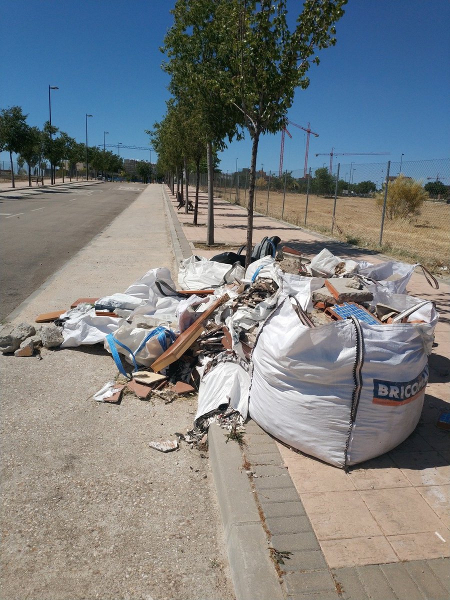 IMPULSAGETAFE's tweet photo. Esta mañana hemos presentado escrito al @aytogetafe para que proceda a retirar el vertido de escombros y residuos de la Calle Manuel Tagaeya en el barrio de Buenavista a la mayor brevedad posible.
#Getafe
#ImpulsandoGetafe
#ImpulsandoBarrios https://t.co/Rgv8jv34N6
