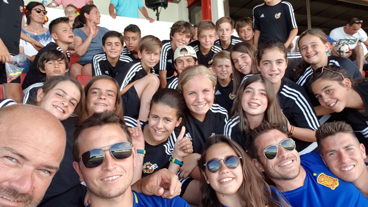 CiudadfutbolCd's tweet photo. 4 equipos visitaron la ciudad de Badajoz este fin de semana,para disputar el mundialito,el infantil A dirigido por David Bernad llego a la final perdiendo por 2 - 1 frente al CD Badajoz.
La @EscuelaRFEF fue felicitada una vez más por su comportamiento y su juego. 
@eduvalcarcel https://t.co/zEsBepwsPb