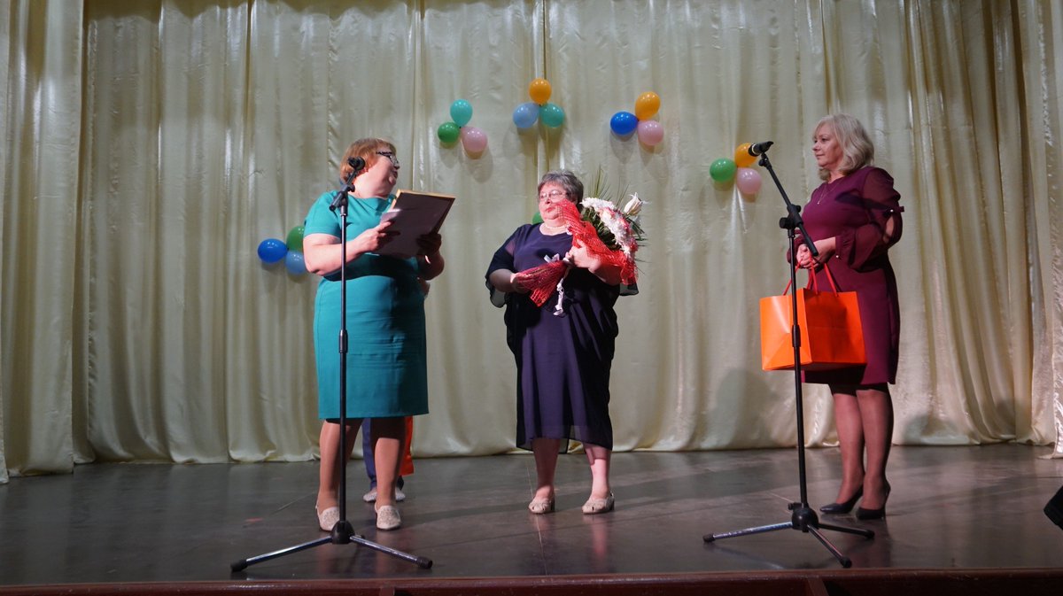 14.06. ОБУЗ "Палехская ЦРБ" отмечала свой проф-ый праздник "День мед. работника", на котором Председатель Совета ПМР Богданова Т.В. и Секретарь Палехского МО Партии #ЕР поздравили с праздником, также Богданова Т.В. вручила знак "Почетный гражданин ПМР" зам.гл.врача Маровой И.В.