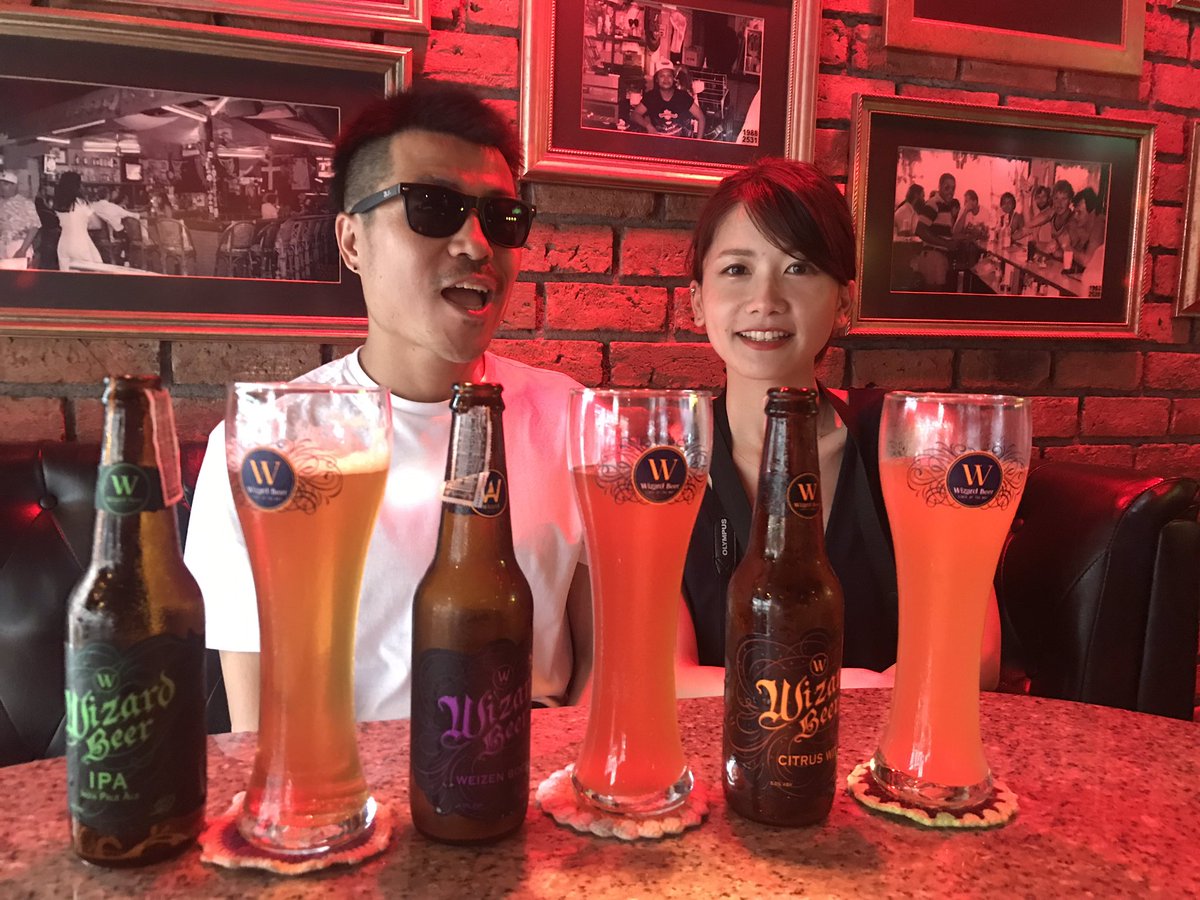 ninegraph's tweet photo. クラフトビールおじさんとクラフトビール熟女と🍻
#クラフトビール
#wizardbeer https://t.co/zE9ZOXCmUt