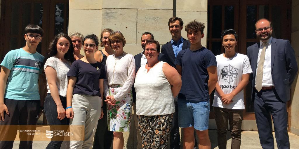 🎓 Zu Gast bei <a href="/TeachFirstDE/">Teach First Deutschland</a>-Partnerschule Zschopau | Kultusminister #Piwarz und die Schirmherrin von Teachfirst Deutschland, Elke #Büdenbender, besuchten heute die Martin-Andersen-Nexö-#Oberschule in #Zschopau und informierten sich über die Arbeit der Fellows. #Bildung #Sachsen