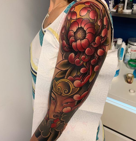 BarberDts's tweet photo. Loving the colours in this chrysanthemum from @franck_anzalone_mistika.
.
.
#barberdts #barberdtsproteam #japanesestyletattoo #definitelyart #armtattoos #chrysanthemumtattoo #tattooflowers #geishatattoo #geishatattoos #japanfrench #japaneseink #tatouage #tatouages https://t.co/rioWrOz2WC