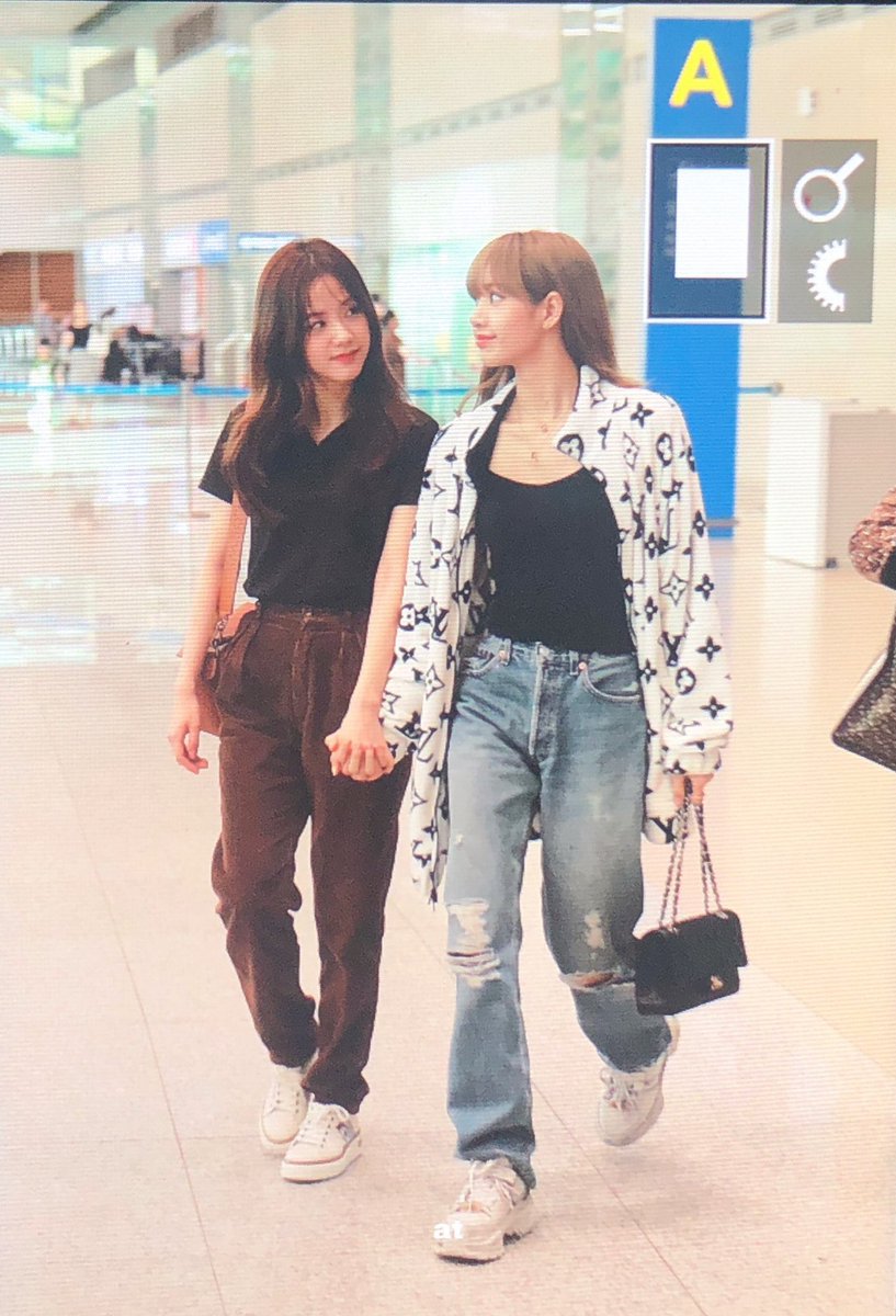 Twitter 上的 サブリー Twiceの私服を見てるとblackpinkのセレブ感エグい ロゼ完全お姫様だし リサはvuittonジャケットってこともあるけど ジーンズコーデだけでこんなにお洒落に着こなしてて ジスは4人の中で1番シンプルだけどカラーコーデの達人で ジェニは