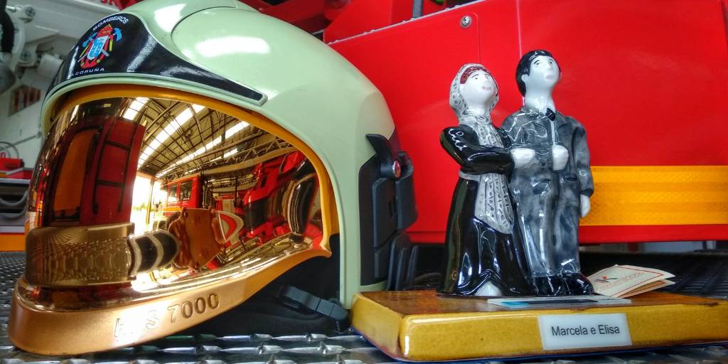 Na súa despedida como concelleira de Igualdade, Diversidade e Seguridade cidadá <a href="/rizlinha/">Rocío Fraga</a> tivo o detalle de agasallarnos a todo o colectivo con esta fermosa figura de Elisa e Marcela.
Grazas e boa sorte.