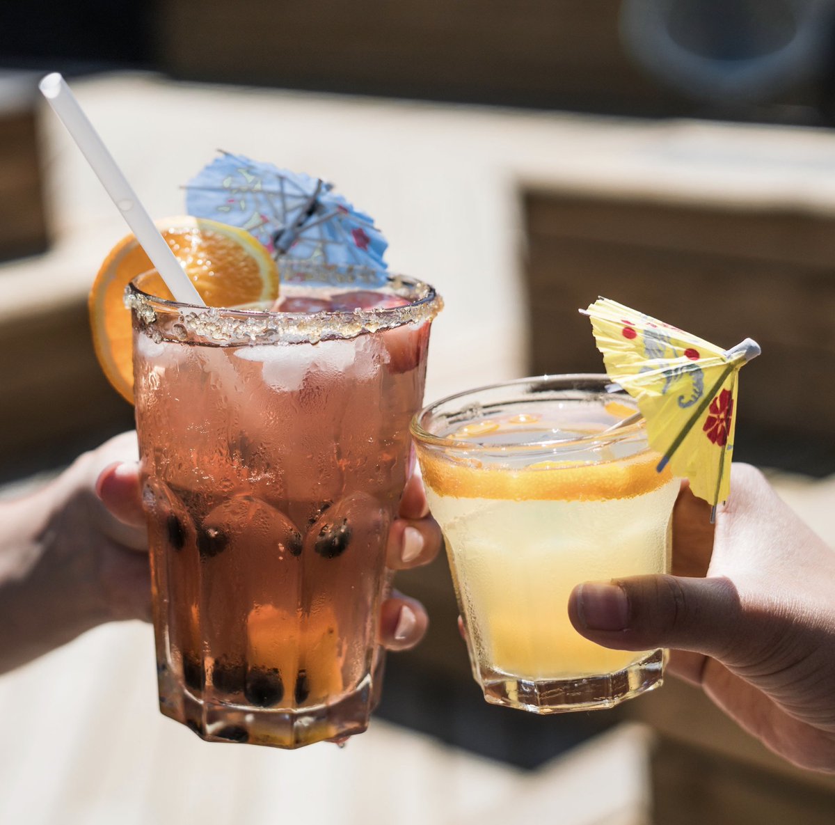 Siempre me gusta probar nuevos cócteles pero no se como prepáralos. Mi nuevo roomie, Ángel es un barman y cada semana hacemos cócteles diferentes 🍸 😋 🍻 #BeFlatFit #VivamosJuntos