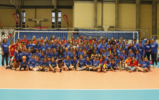 RFEVB's tweet photo. Exitoso evento #Pequevoley en Alicante. Alrededor de 400 jóvenes disfrutaron de una jornada cargada de voleibol con la @VoleyFemAbs
https://t.co/DAYZkLiV0i https://t.co/1H8dc4Ph3G