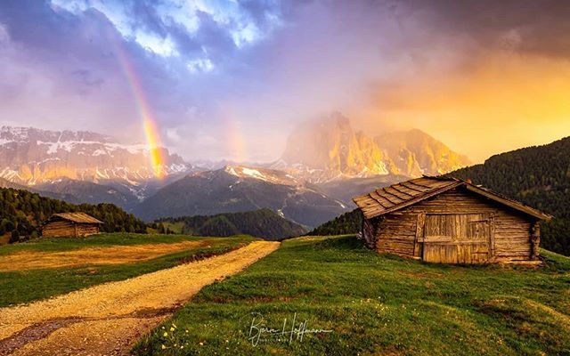 Butzzze's tweet image. So this happened when I was on the Seceda mountain in the Dolomites! Just after dinner a stunning sunset with a partial rainbow painted the sky! In the background you can see the Langkofel mountain.

#sunset_vision #sunset_hub #sunset_lovers #worldshares… bit.ly/2IMwSbR