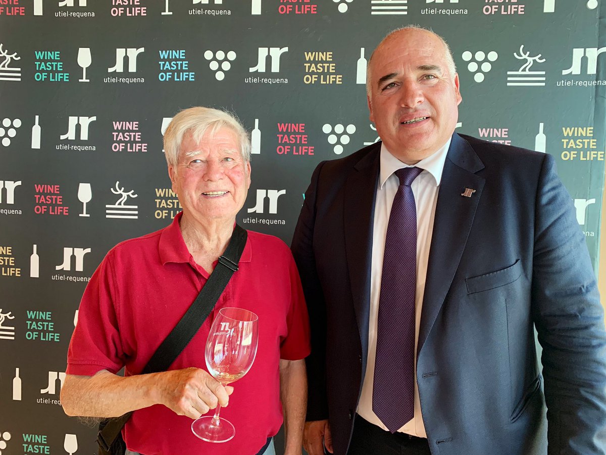 Proava's tweet photo. DOS PRESIDENTES UNIDOS EN DEFENSA DE LO PROPIO! Hoy acompañamos a @DOUtielRequena en su celebración de #placerBOBAL más de 100 referencias de 23 bodegas se dan cita en Valencia para promocionar la variedad autóctona más nuestra! 
#calidadPROAVA
#proavanzamos
#mostraPROAVA https://t.co/tGf8zVGGNZ