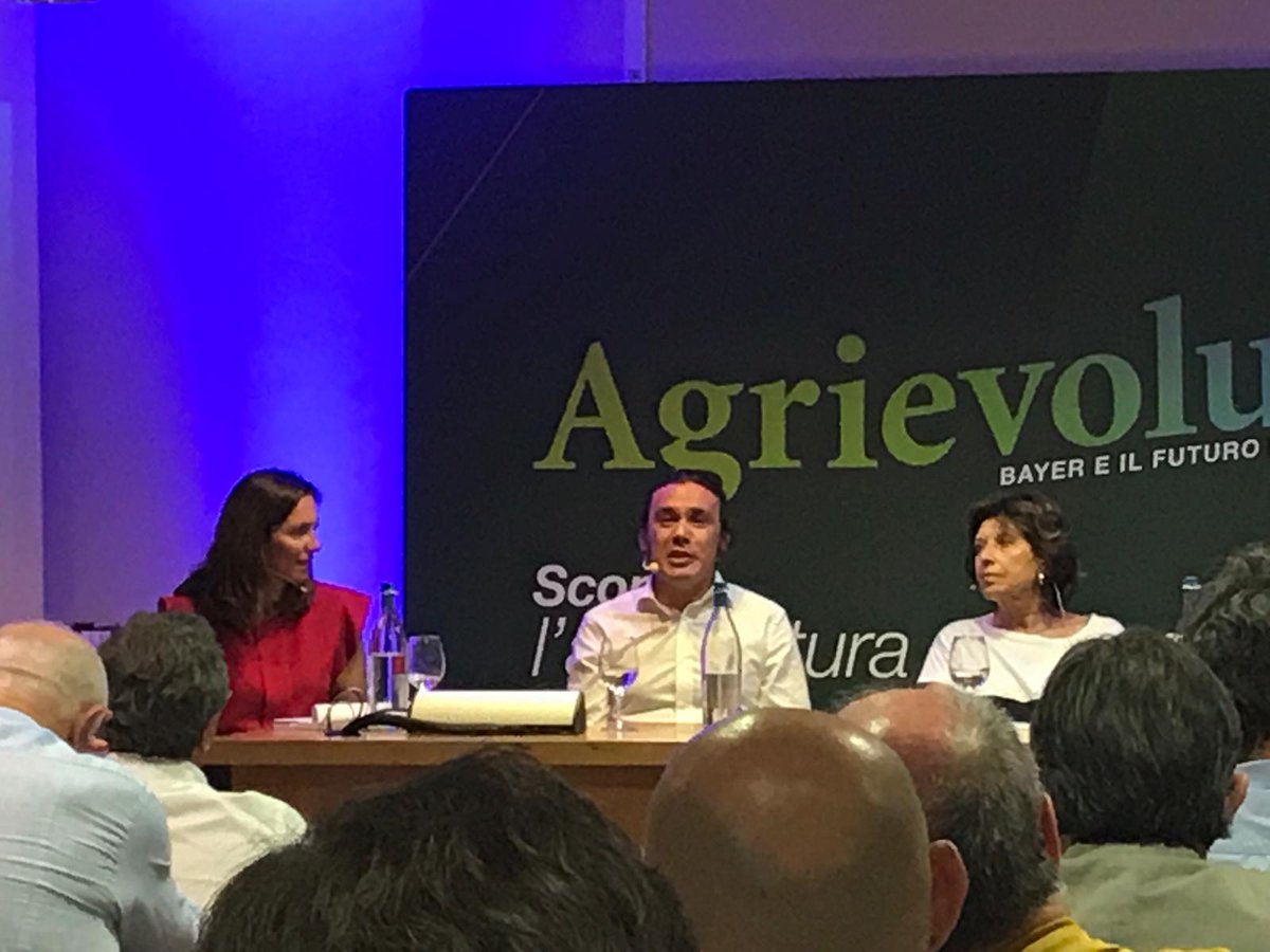 colturaecultura's tweet photo. È il turno di #RobertoConfalonieri, prof. di Agronomia e Sistemi Colturali a @LaStatale, fondatore e responsabile di #CassandraLab. Ci illustrerà il ruolo dell’Information and Communications Technology in #Agricoltura, analizzando la situazione odierna. #Agrievolution https://t.co/BknWdYpUp0