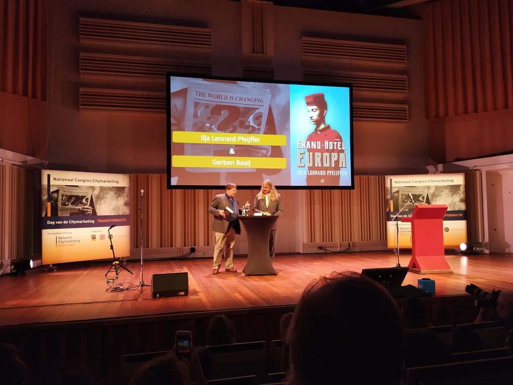 Van Europese steden met overtoerisme, hebben alleen A'dam en Berlijn een sterk alternatief economisch ecosysteem. Rome niet, Barcelona niet, etc. Zonder toerisme zijn dit 'dode steden', aldus <a href="/IljaPfeijffer/">Ilja Pfeijffer</a>  Ga dan maar eens toeristen weren... #dilemma #ncnl #placemanagement (!)