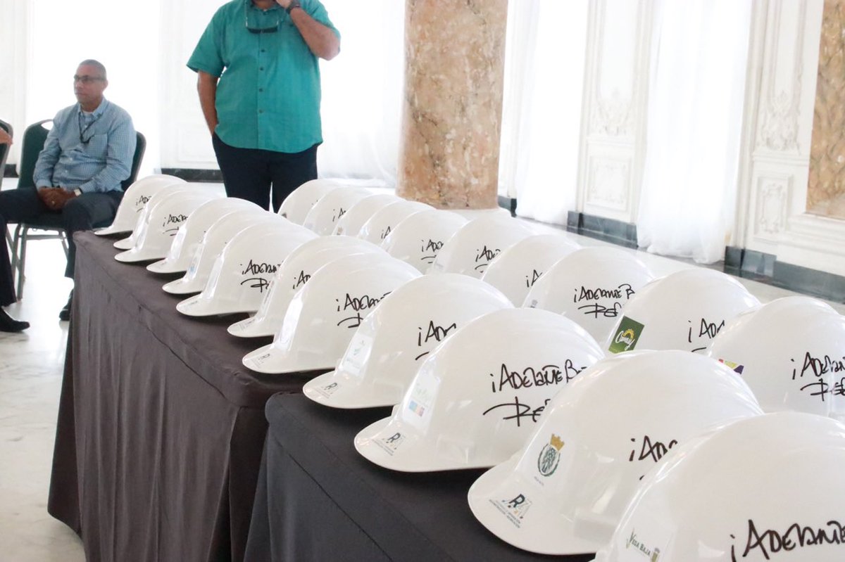 GilEnsenat's tweet photo. Junto al gobernador @ricardorossello anunciamos el programa R3 que proveerá asistencia para la reparación o reconstrucción de viviendas unifamiliares que fueron afectadas por los huracanes Irma o María. #HoyConstruimos #R3 https://t.co/pQe8w3KhjQ