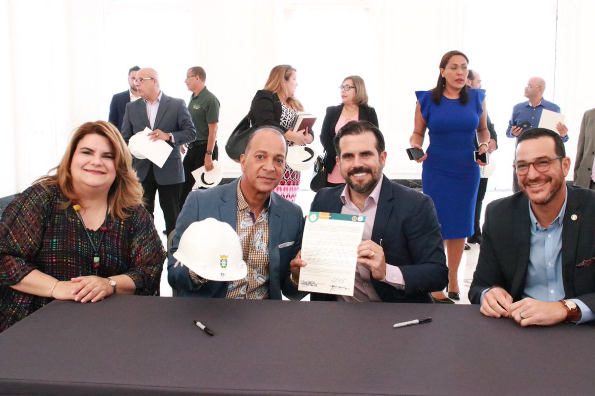 GilEnsenat's tweet photo. Junto al gobernador @ricardorossello anunciamos el programa R3 que proveerá asistencia para la reparación o reconstrucción de viviendas unifamiliares que fueron afectadas por los huracanes Irma o María. #HoyConstruimos #R3 https://t.co/pQe8w3KhjQ