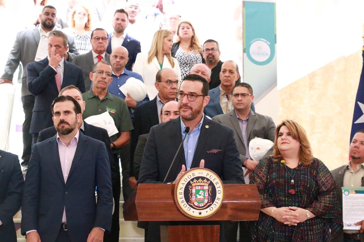 GilEnsenat's tweet photo. Junto al gobernador @ricardorossello anunciamos el programa R3 que proveerá asistencia para la reparación o reconstrucción de viviendas unifamiliares que fueron afectadas por los huracanes Irma o María. #HoyConstruimos #R3 https://t.co/pQe8w3KhjQ